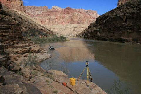 A robotic total station on a survey benchmark tracks the survey vessel to provide navigation information for high-frequency acoustic mapping of the riverbed. Credit: Joseph E. Hazel, Northern Arizona University