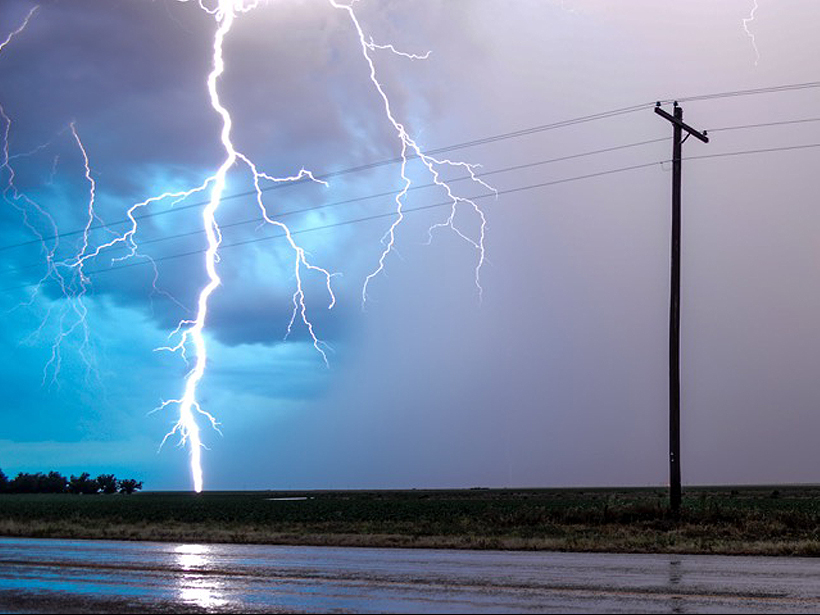 How Long Is a Bolt of Lightning? - Eos