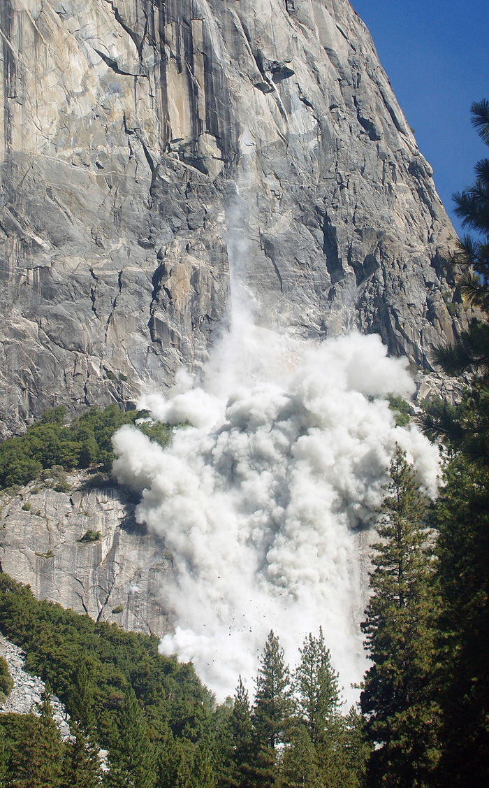 yosemite-rockfall-cascades-from-el-capitan