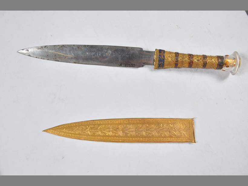 https://eos.org/wp-content/uploads/2016/05/dagger-recovered-from-king-tutankhamun-mummy.jpg