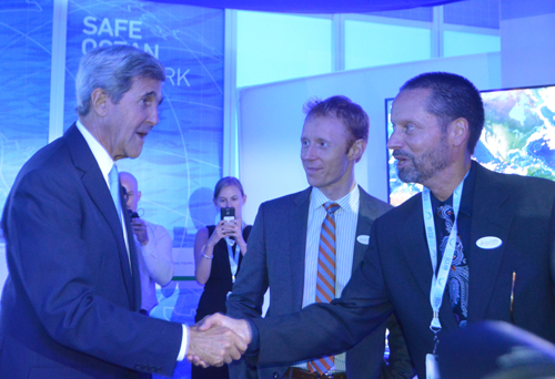 John Kerry shakes hands with John Amos at the Global Fishing Watch exhibit area at the Our Ocean Conference.