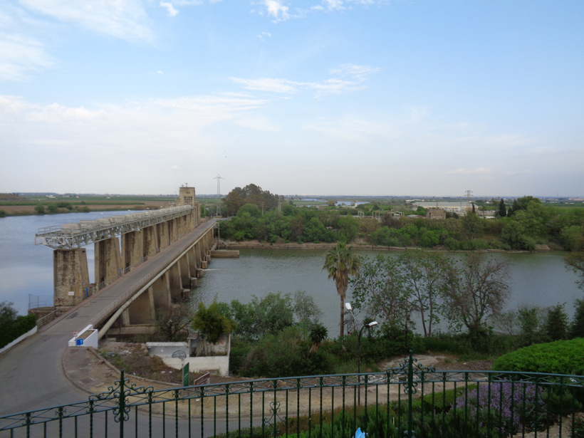 A new study uncovers the influence of sediments from high-discharge events on the transfer of momentum between water layers in the Guadalquivir River Estuary.