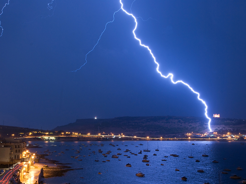 New mathematical modeling suggests lightning strikes may leave traces similar to those of meteorites