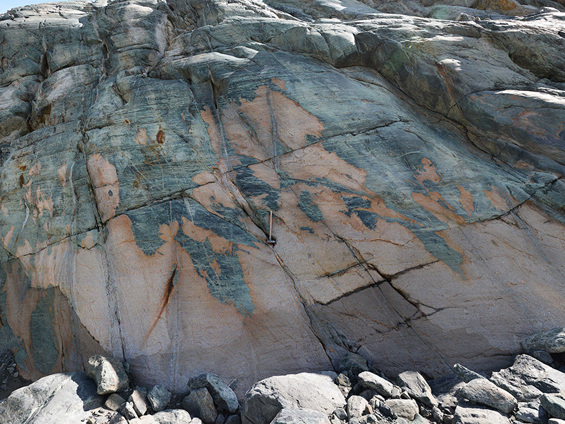 Researchers use computer modeling to uncover a new mechanism behind fluid flow in Earth’s crust