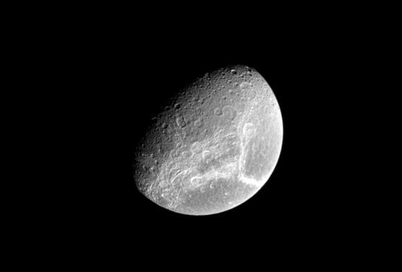 Dione’s bright streaks