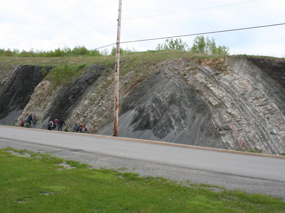 New modeling simulates how faulting and folding around blind faults influence each other.