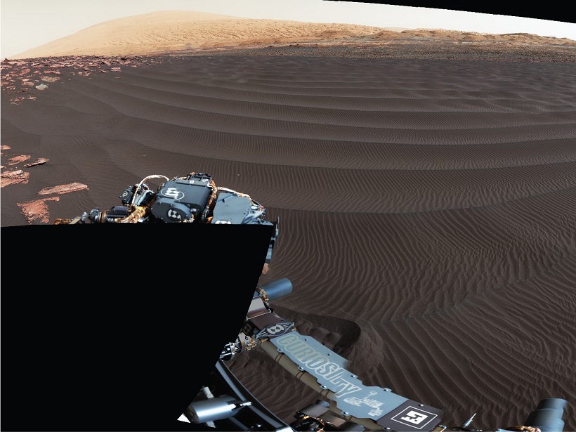 Curiosity rover explores the Bagnold Dunes in Gale Crater, Mars