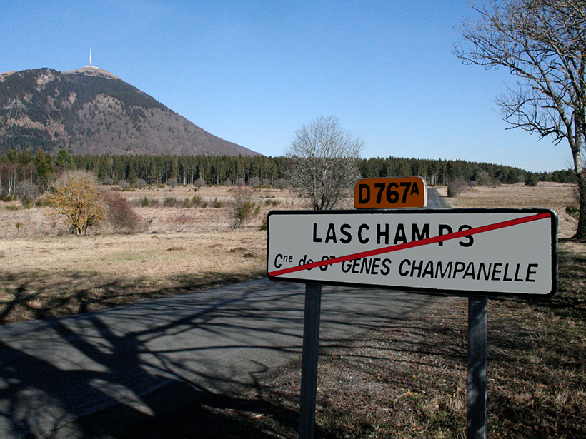 A sign near the north entrance to the village of Laschamps shows the correct spelling of the name.