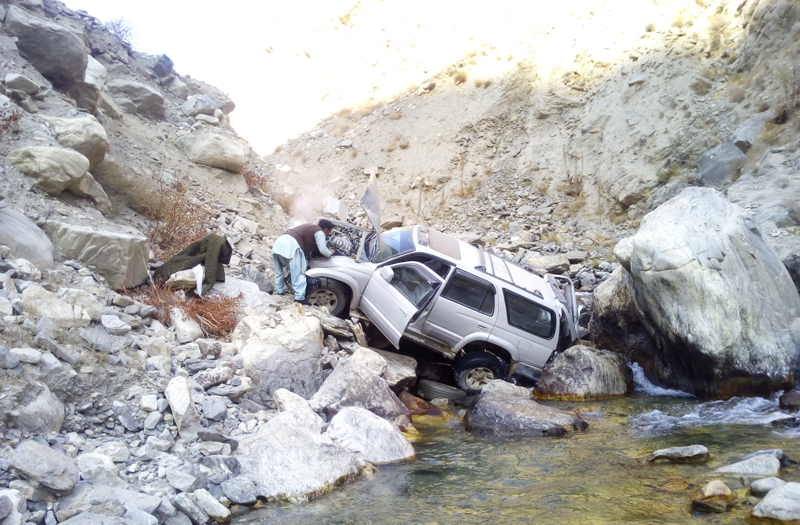 A 4Runner stuck at the bottom of a steep, rocky river canyon