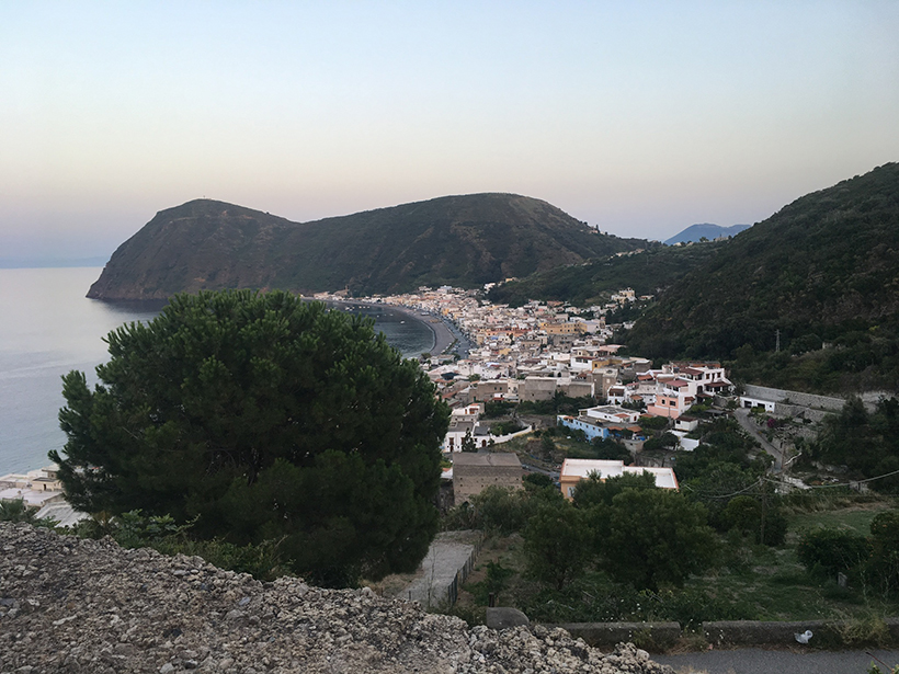 The magma system underneath Lipari is connected to a fault system formed by tectonic activity rather than to volcanoes.