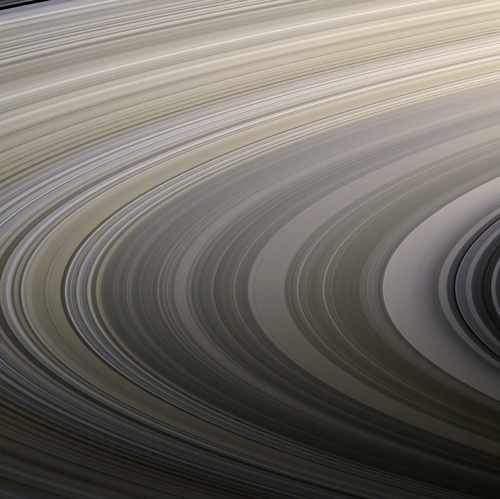 Image satellite en noir et blanc des anneaux de Saturne