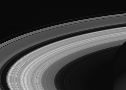 Czarno-białe zdjęcie satelitarne pierścieni Saturna