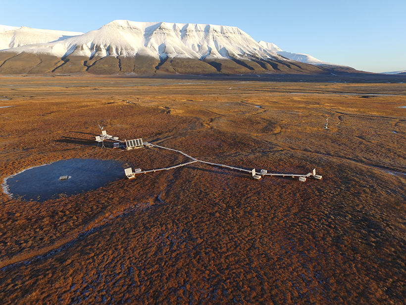 A flux monitoring site in Adventdalen on Svalbard monitors carbon dioxide emissions from the surrounding permafrost area.