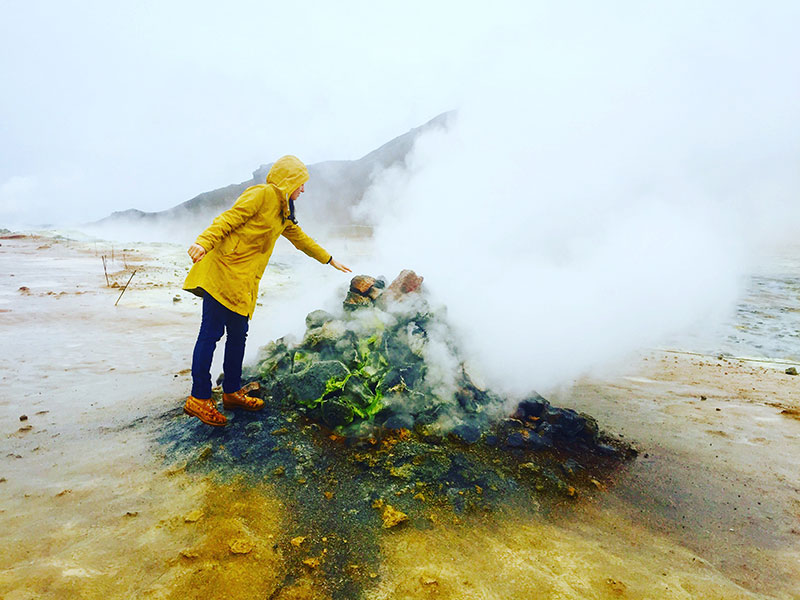  en besøkende ser På Krafla vulkanen