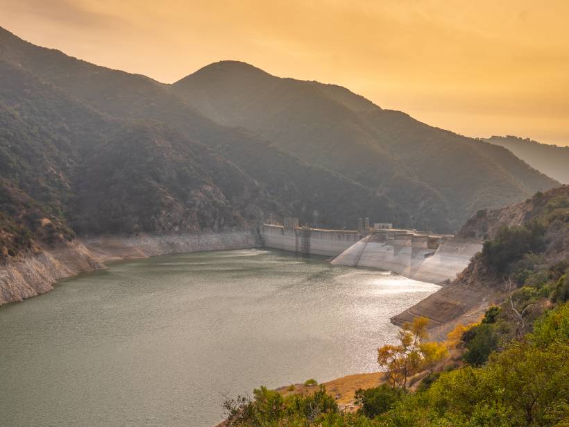 从一个位于山间的水库上方的山坡上俯瞰。