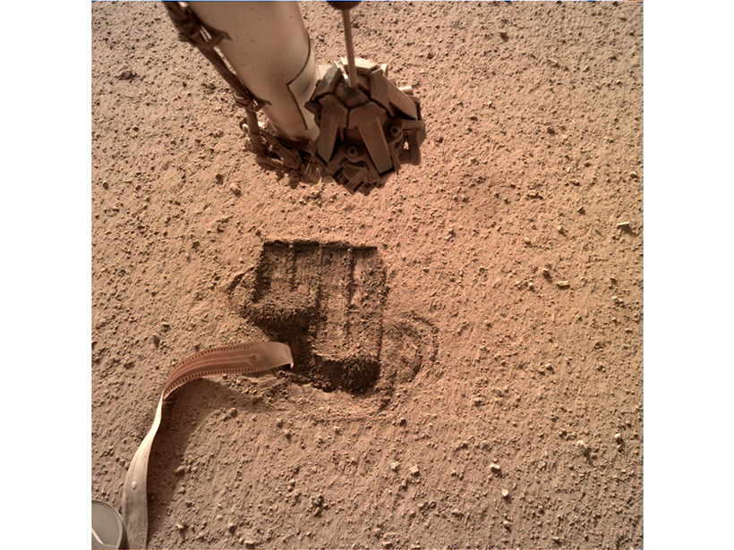 Mole configuration during the heating experiment after scraping soil into the mole pit.