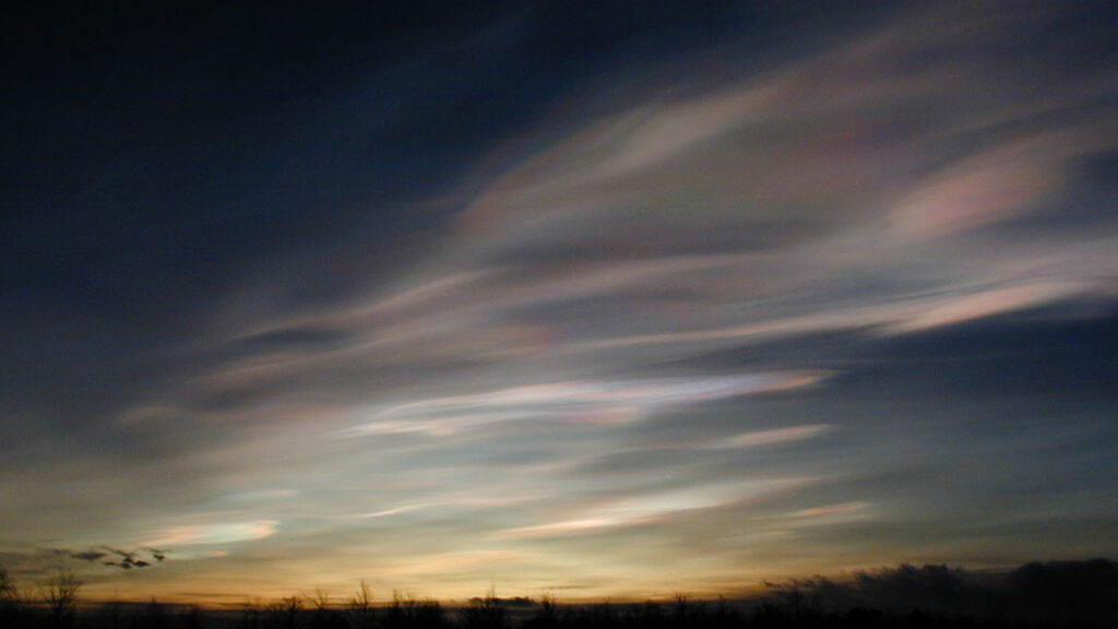 A photograph of polar stratospheric clouds near Kiruna, Sweden.