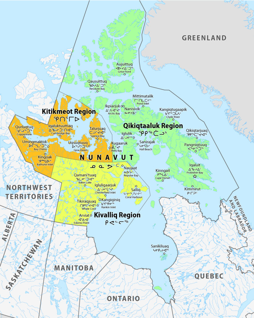 Un mapa del archipiélago ártico Candiense, con las regiones alrededor de Nunavut resaltadas: Kitikmeot en naranja, Kivalliq en amarillo y Qikiqtaaluk en verde. Las provincias canadienses de Northwest Territories, Alberta, Saskatchewan, Manitoba, Ontario, y Quebec están en gris en la parte inferior del mapa y Groenlandia está en la derecha superior.