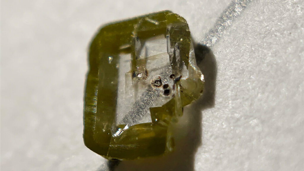 Image of the diamond from Botswana containing davemaoite as an inclusion