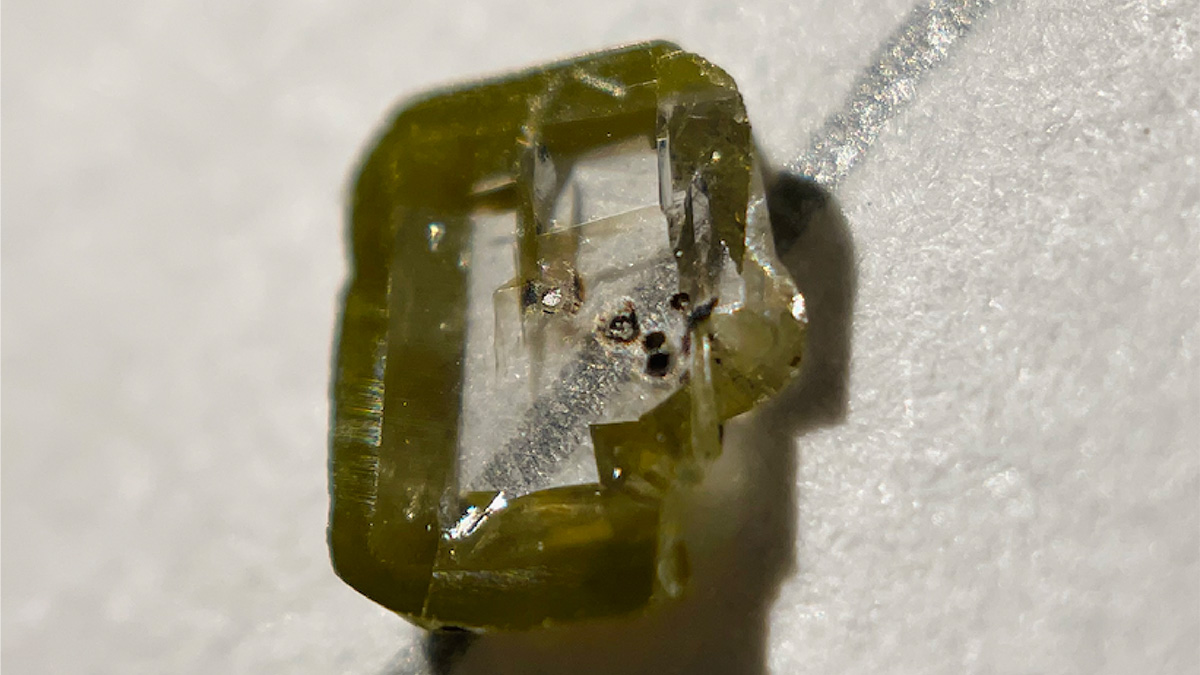 Image of the diamond from Botswana containing davemaoite as an inclusion