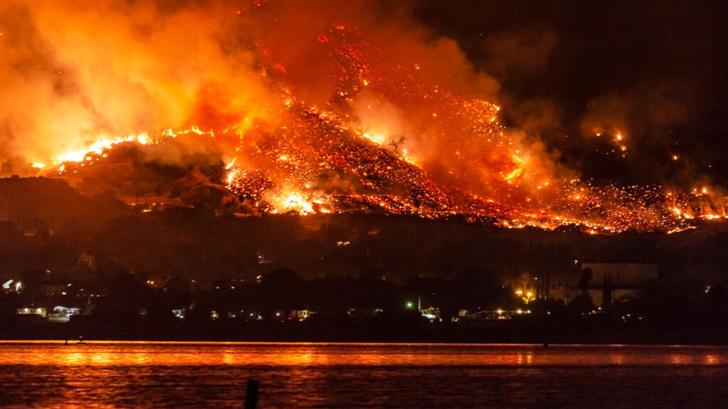 Incendios arden sobre las montañas cerca del lago Elsinore, California, el 9 de agosto de 2018.