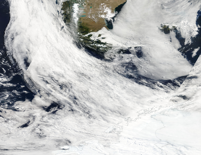 Río atmosférico sobre la Antártida. Un conjunto de nubes denotan el río atmosférico