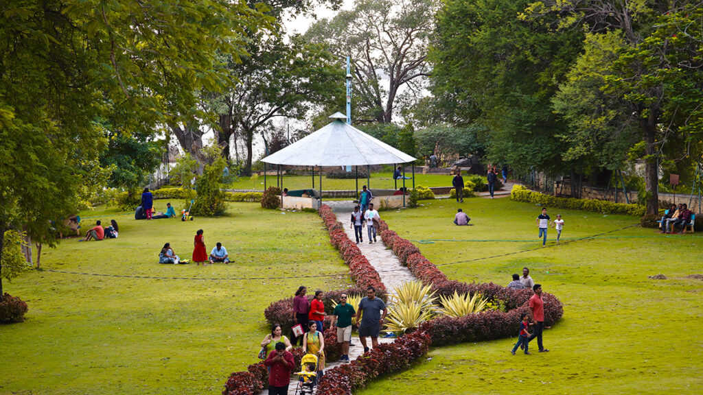 Personas caminan alrededor del parque urbano cerca al reservorio Osman Sagar, India.