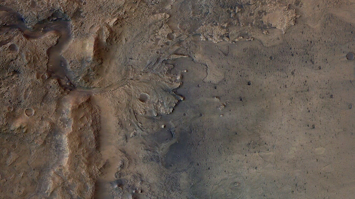 Imagen de satélite de un paisaje café y gris con colinas y cerros.