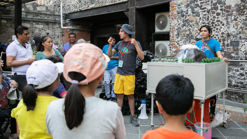 Planeteando’s team giving a talk