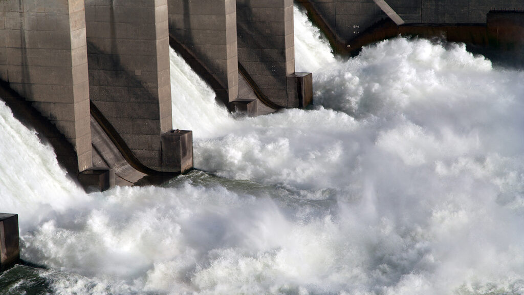El agua del río corre a través de una presa.