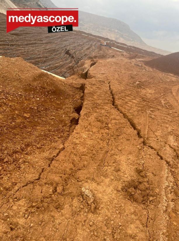 A photograph allegedly taken on the morning of 13 February 2024 at Çöpler Mine showing cracks in the slope that failed. Image from Safya16.