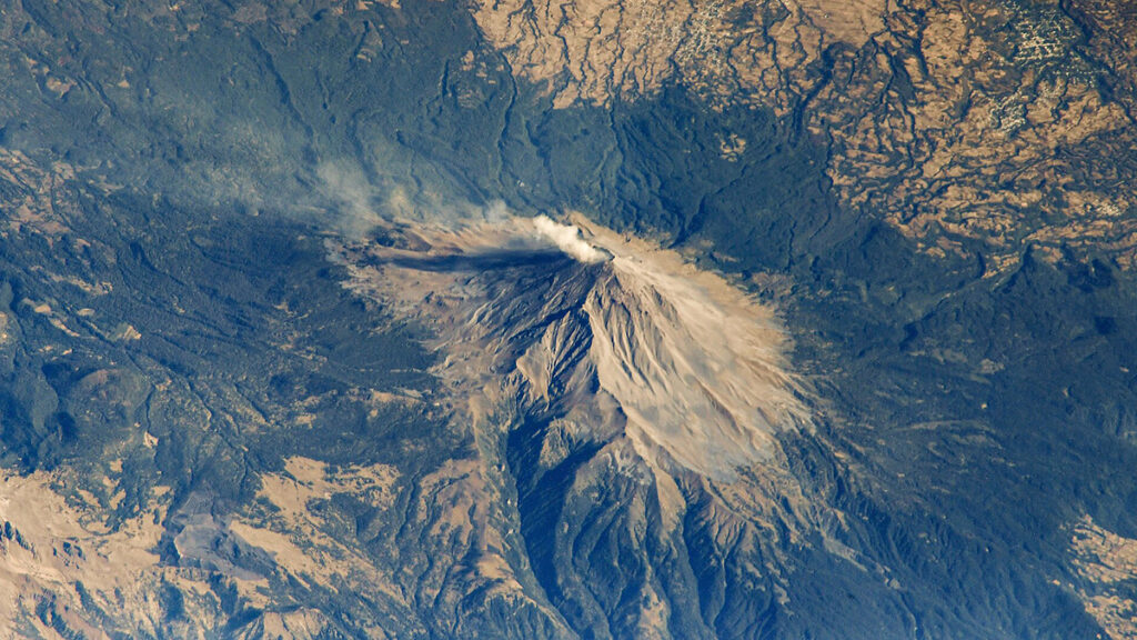 Se muestra al volcán activo Popocatépetl visto desde la Estación Espacial Internacional.