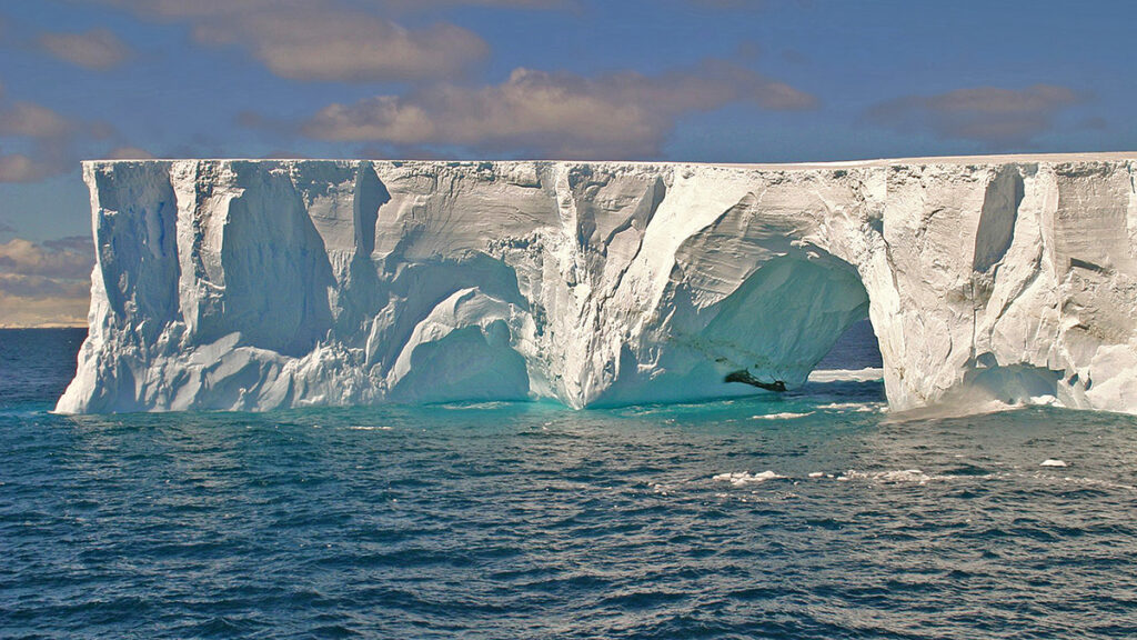 Un iceberg flota en el océano cerca de Antártica.