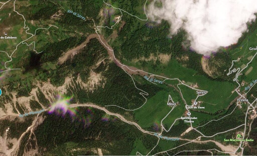 Satellite image of the landslide at Longiarù.