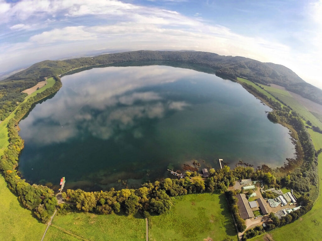 Luftaufnahme des Laacher Sees, einem vulkanischen Kratersee in der Eifel.
