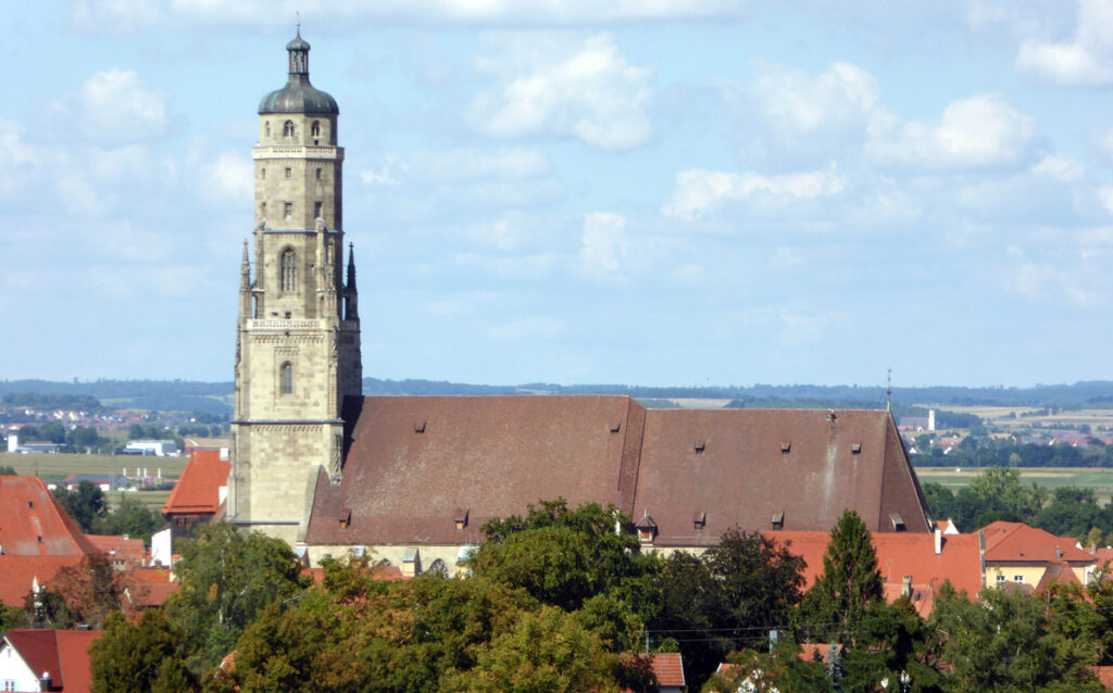 St.-Georgs-Kirche, Nördlingen, umgeben von roten Dächern.