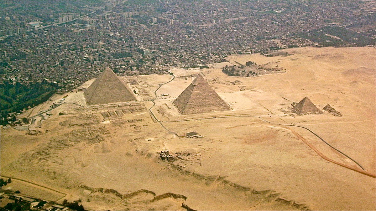 Las pirámides egipcias de Guiza colindan con la bulliciosa ciudad de El Cairo.
