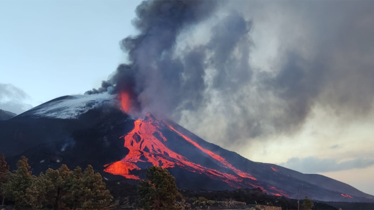 The Tajogaite volcano erupts with lava and gases in 2021.
