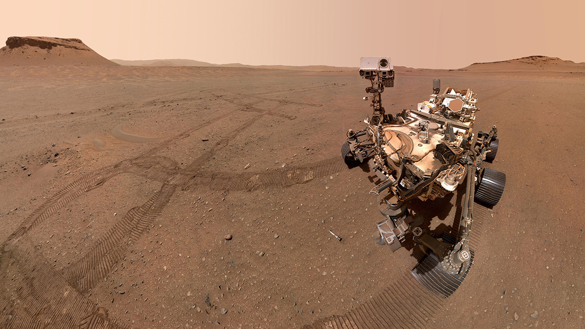 El vehículo explorador Mars 2020 Perseverance en la superficie de Marte en un selfie ensamblado a partir de varias imágenes tomadas por el brazo robótico del vehículo explorador. Uno de los tubos de almacenamiento de muestras del vehículo explorador está en el suelo delante del vehículo explorador.