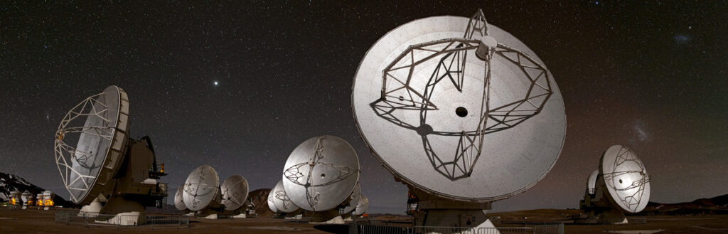 Imagen con satélites con un cielo estrellado al fondo