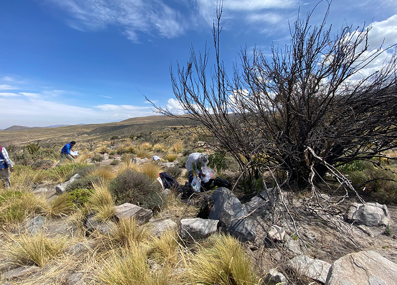 Fotografía de los investigadores recogiendo muestras de suelo en los alrededores de Pichu Pichu.