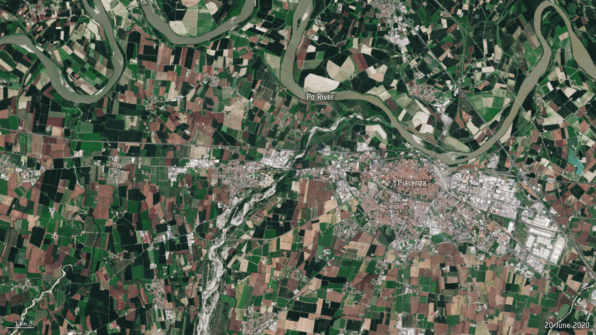 A gif flips back and forth between two images of the Po River Basin. In June 2020, it appears much greener than in June 2022.