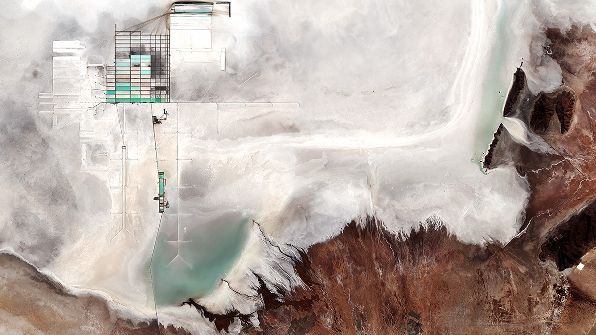 Vista satelital de estanques rectangulares de evaporación usados para extrcción de litio localizados dentro de una sal blanca brillante.