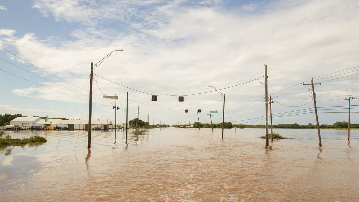 Fotografía de una avenida en Texas inundada