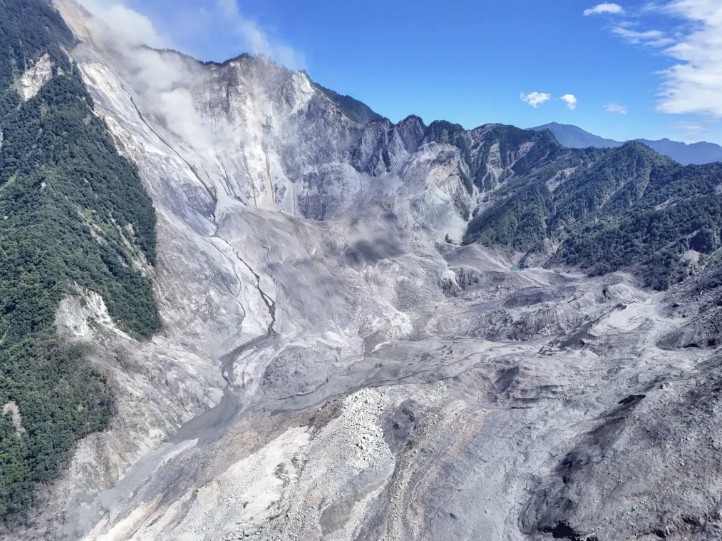 The headscarp area of the 21 July 2025 landslide in the Matia'an valley in Taiwan. Image by etaiwan.news.