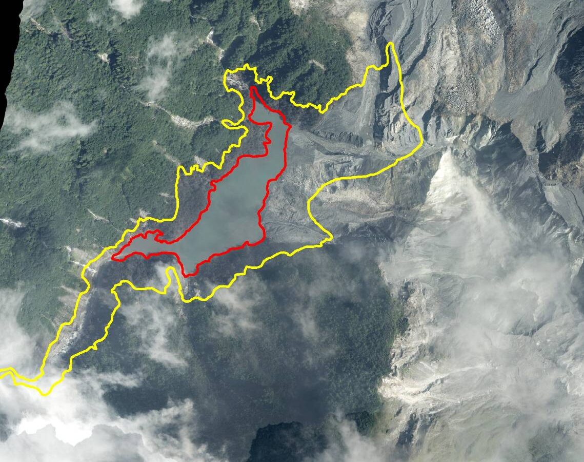 Aerial image comparing the scale of the lake at the Matai'an landslide before and after the breach event. Published by ASRS in Taiwan.