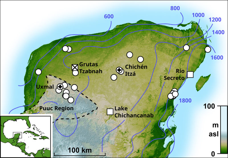 Este mapa de las tierras bajas Mayas en Yucatán marca sitios de estudios paleoclimáticos previos con cuadrados blancos, con el sitio de este estudio, Grutas Tzabnah, marcado con una X. Mientras que los círculos blancos denotan sitios de las Tierras Bajas del Norte Maya, y las estrellas denotan sitios de interés para este estudio. La tierra está sombreada con base en su elevación en metros sobre el nivel del mar (msnm). Los contornos azules delinean las precipitaciones totales anuales medias modeladas de 1979 a 2022, en milímetros por año.