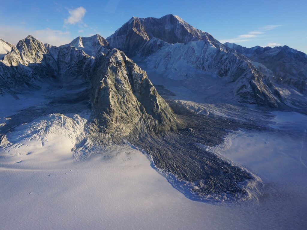 Rock avalanche below Mt King George. The runout distance is 1.4 km.