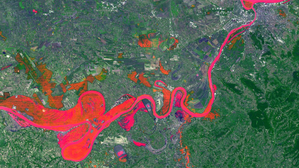 Satellite image of a river with highlights indicating flood areas.