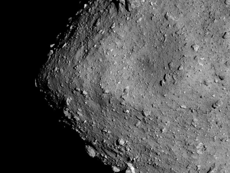 Asteroid Hosts All Ingredients for DNA and RNA